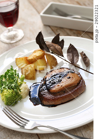 牛ヒレ肉ステーキ　フォアグラのせ 29022321