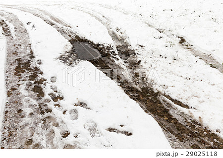 traces of the car on snow 29025118