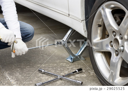 クルマをジャッキアップする人 29025525