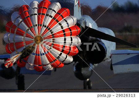 航空自衛隊 戦闘機 ドラッグシュート F-4EJの写真素材 [29026313] - PIXTA