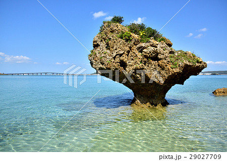 沖縄県うるま市浜比嘉島　アマミチューの墓からの浜比嘉大橋 29027709