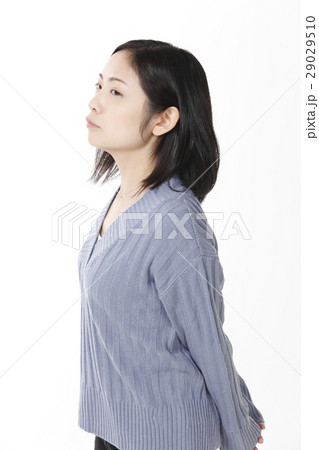 口を尖らす若い女性 29029510