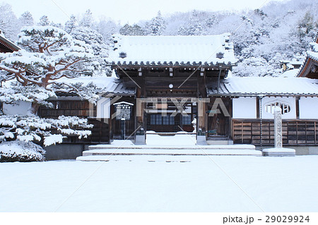 滋賀県彦根市にある井伊家の菩提寺の清涼寺です。 滋賀県彦根市にある井伊家の菩提寺の清涼寺です。 29029924