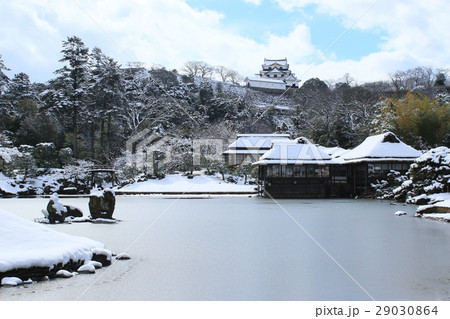 雪化粧の玄宮園と彦根城です。 雪化粧の玄宮園と彦根城です。 29030864