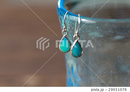 琉球ガラスに引っ掛けたターコイズのフックピアス 天然石ピアス 琉球ガラスに引っ掛けたターコイズのフックピアス 天然石ピアス 29031076