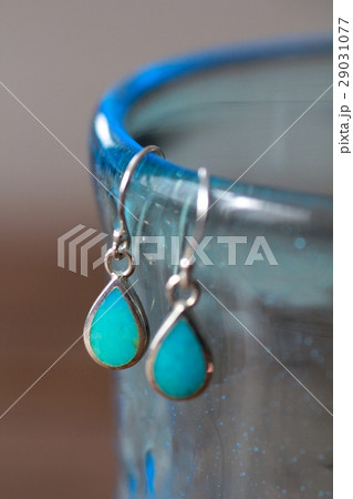 琉球ガラスに引っ掛けたターコイズのフックピアス 天然石ピアス 琉球ガラスに引っ掛けたターコイズのフックピアス 天然石ピアス 29031077