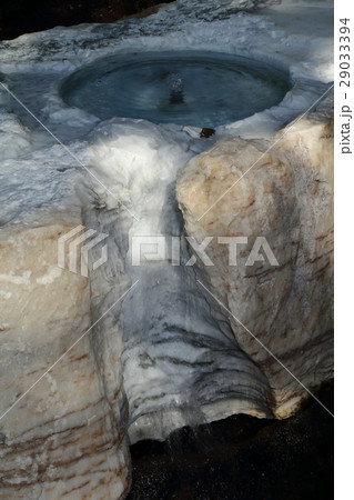 ロマンチック茨城（斉昭公の考案とされる吐玉泉、水の都にふさわく澄んだ水が止めどなく湧き出る）偕楽園 29033394