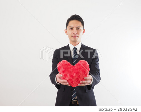 赤いハートを持つ若いビジネスマン 赤いハートを持つ若いビジネスマン 29033542