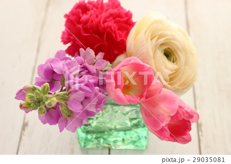 春のフラワーアレンジメント 29035081