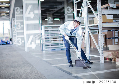 倉庫を掃除する作業員 29035138