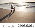 お母さんと砂浜を歩こう♪ 29036861