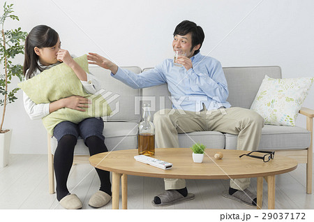 酔っ払って娘にちょっかいを出す父親 酔っ払って娘にちょっかいを出す父親 29037172