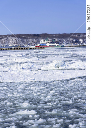 網走港の流氷砕氷船 29037225