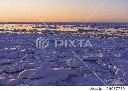 知床半島よりオホーツク海に沈む夕陽 29037759