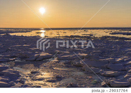 知床半島よりオホーツク海に沈む夕陽 29037764