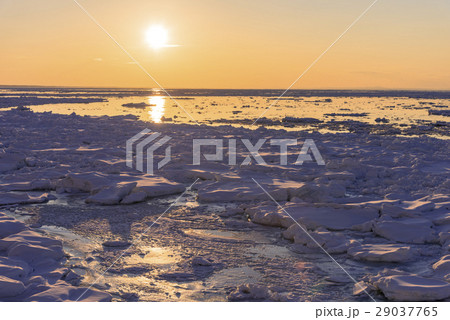 知床半島よりオホーツク海に沈む夕陽 29037765