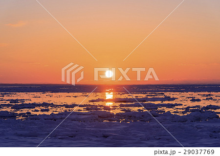 知床半島よりオホーツク海に沈む夕陽 29037769