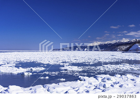 オホーツク海の流氷と知床連山 29037863