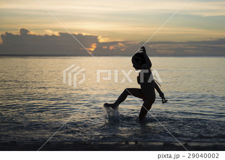 夕暮れのビーチで遊ぶ女の子のシルエット 夕暮れのビーチで遊ぶ女の子のシルエット 29040002
