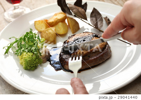 牛ヒレ肉ステーキ　フォアグラのせ 29041440