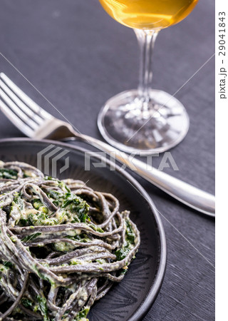 Black pasta with spinach, mascarpone and Parmesan 29041843