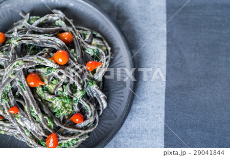 Black pasta with spinach, mascarpone and Parmesan 29041844