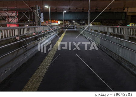 真っすぐなジャンクションの歩道橋 29045203