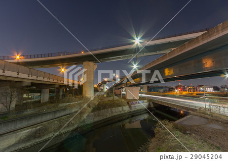 交錯するジャンクションの高架道 29045204