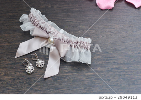 Garter on the leg of a bride, Wedding day moments 29049113