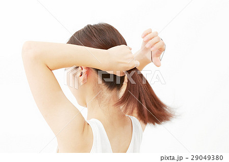 女性 髪を結ぶの写真素材