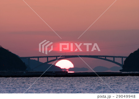 橋の背景から昇る朝日のイメージ 29049948