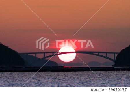 橋の背景から昇る達磨太陽のイメージ 29050137