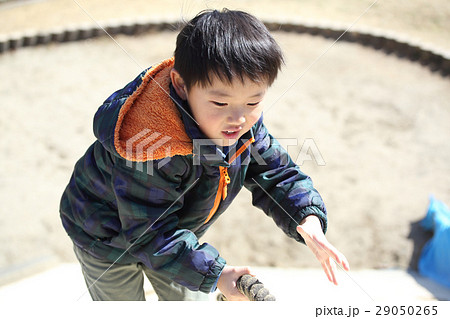 ロープにつかまって坂を上る男の子 29050265