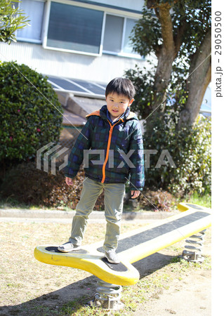 スプリング遊具で遊ぶ男の子 スプリング遊具で遊ぶ男の子 29050500