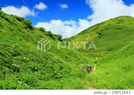 飯豊連峰・門内岳付近の稜線を行く登山者 29051641