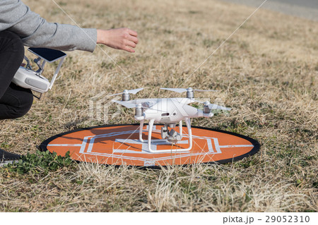 ドローンをセッティングする女性 29052310