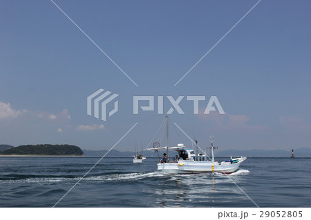 友ヶ島水道を航行する漁船（兵庫県 和歌山県 紀淡海峡） 29052805