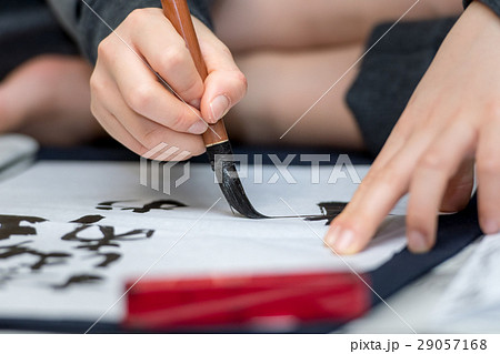 書道をする子供 29057168