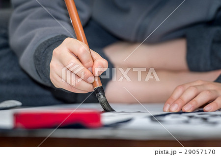 書道をする子供 29057170