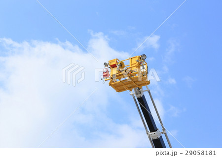 高所作業車と青空 バスケット 防災訓練 高所作業車と青空 バスケット 防災訓練 29058181