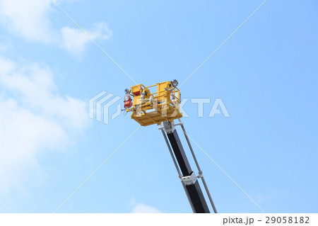 高所作業車と青空　バスケット　防災訓練 29058182