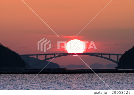 橋の背景から昇る太陽のイメージ 29058525