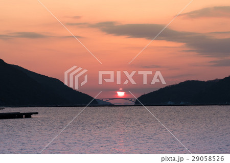 橋の背景から昇る太陽のイメージ 29058526