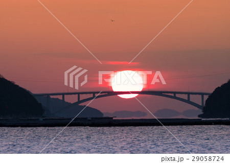橋の背景から昇る朝日のイメージ 29058724