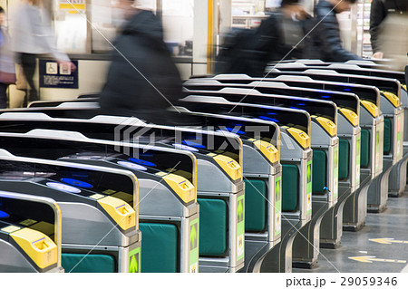 駅の自動改札機 29059346