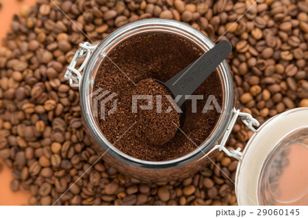 粉末コーヒーとコーヒー豆 粉末コーヒーとコーヒー豆 29060145