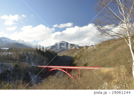 清里の赤い橋（東沢大橋）と冬の八ヶ岳（山梨県） 29061244