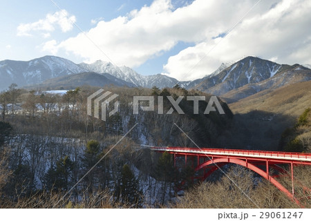 清里の赤い橋（東沢大橋）と冬の八ヶ岳（山梨県） 29061247