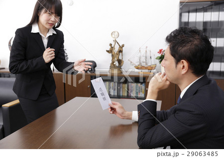 退職願を差し出すOL 退職願を差し出すOL 29063485