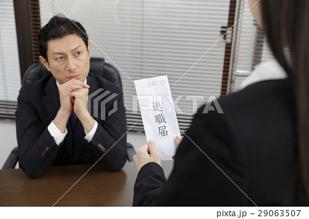 退職届を差し出すOL 29063507